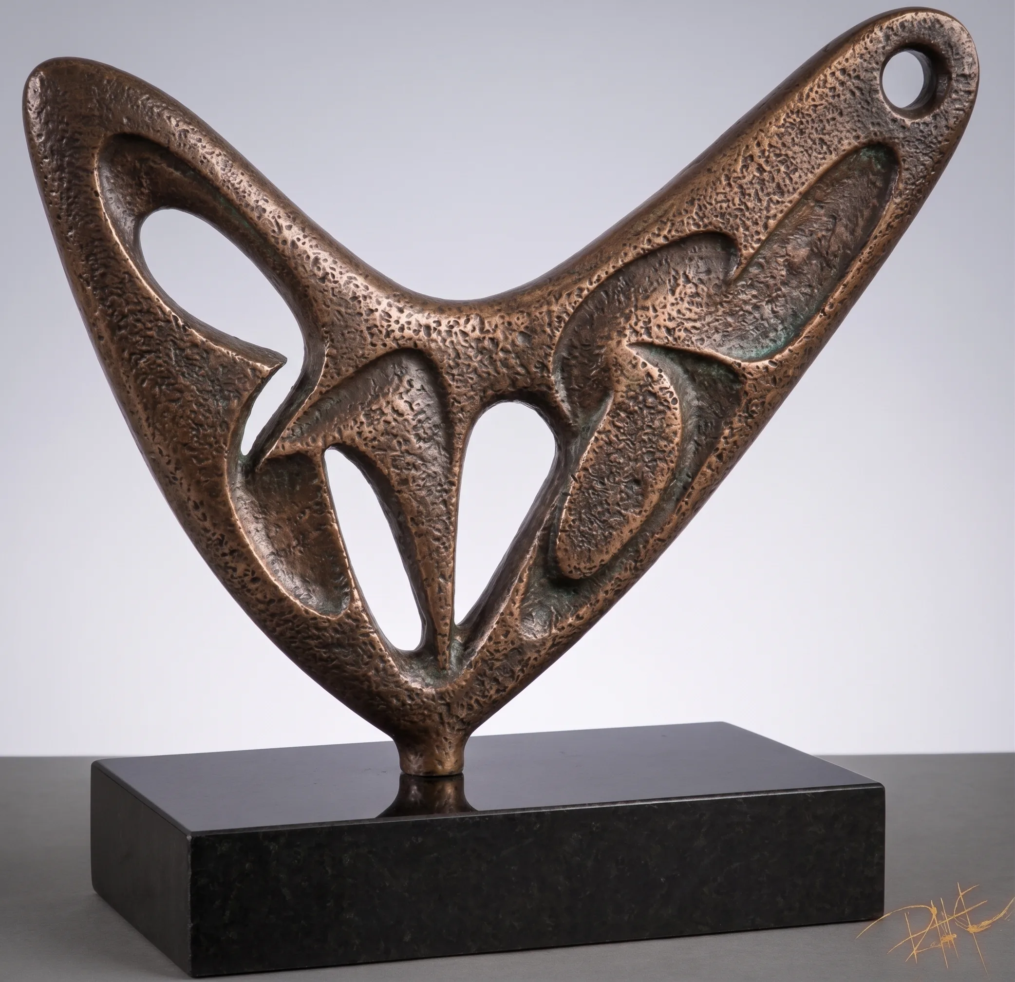Coração de Artista — Escultura. Bronze · base em granito preto absoluto. Roberto Claussen.