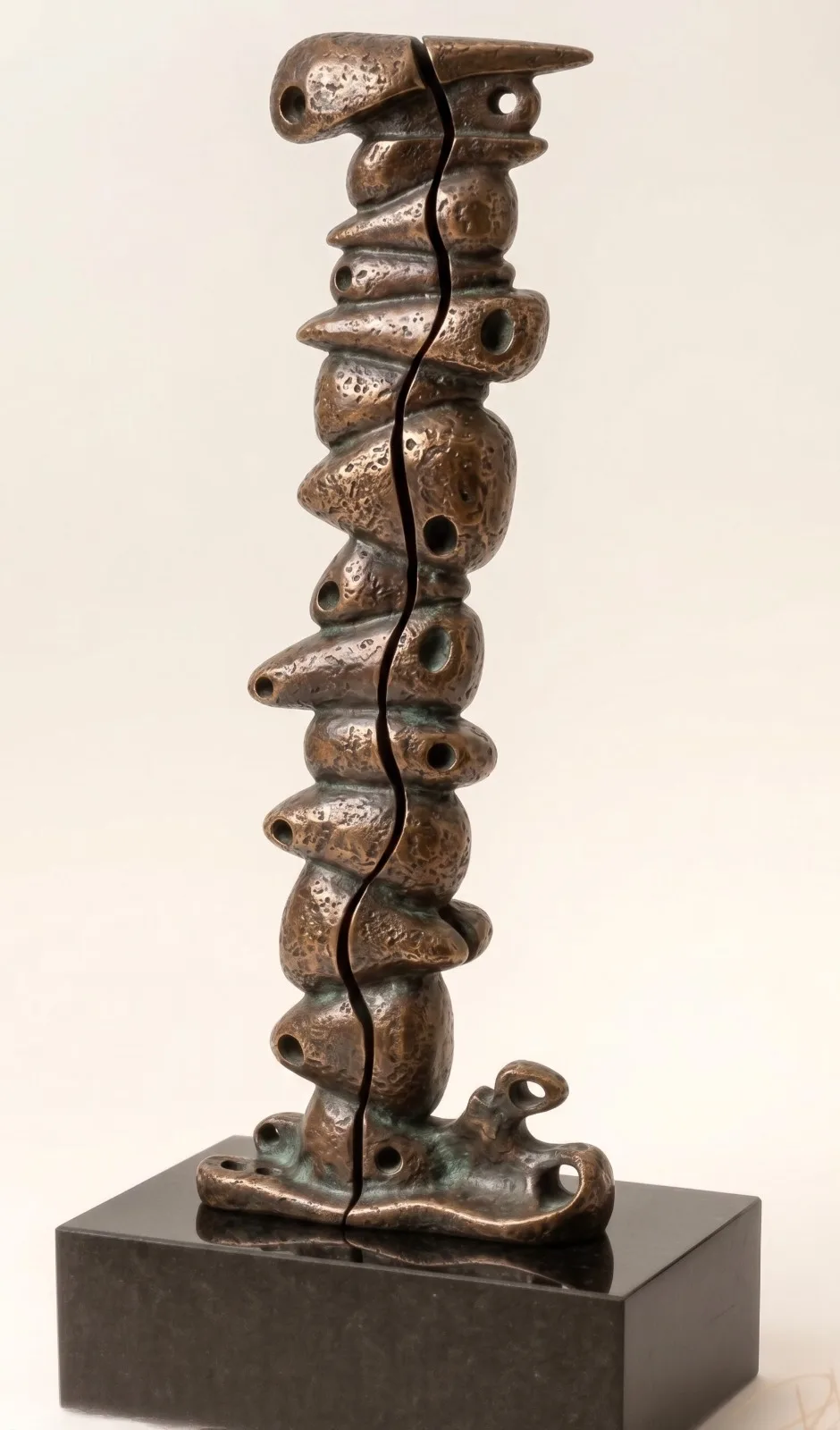 Totens Radiônicos — Escultura. Bronze · base em granito preto absoluto. Roberto Claussen.