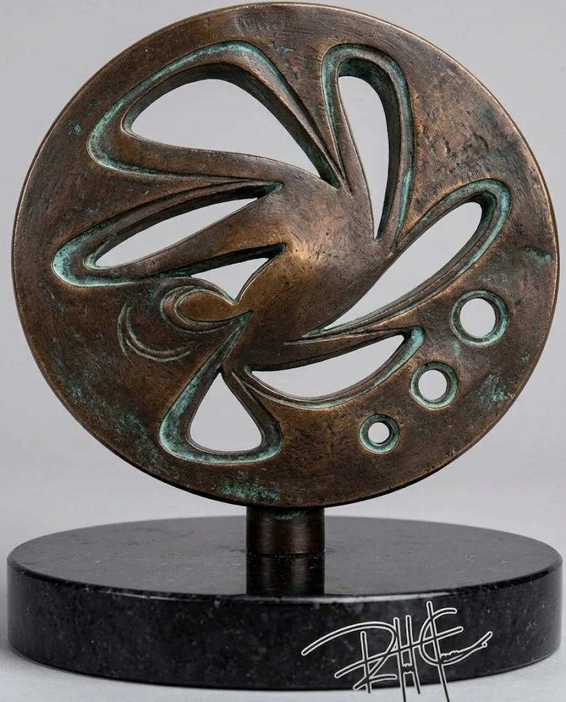 Pétalas  — Escultura. Bronze  · base em granito preto absoluto. Roberto Claussen.