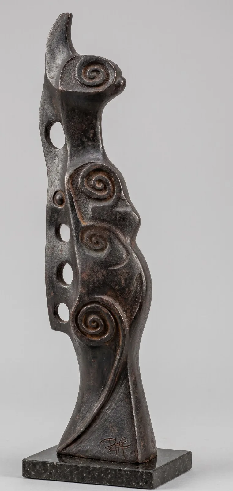 Totem dos 5 elementos: Terra, Água, Ar,  Fogo e Amor — Escultura. Bronze · base em granito preto absoluto. Roberto Claussen.