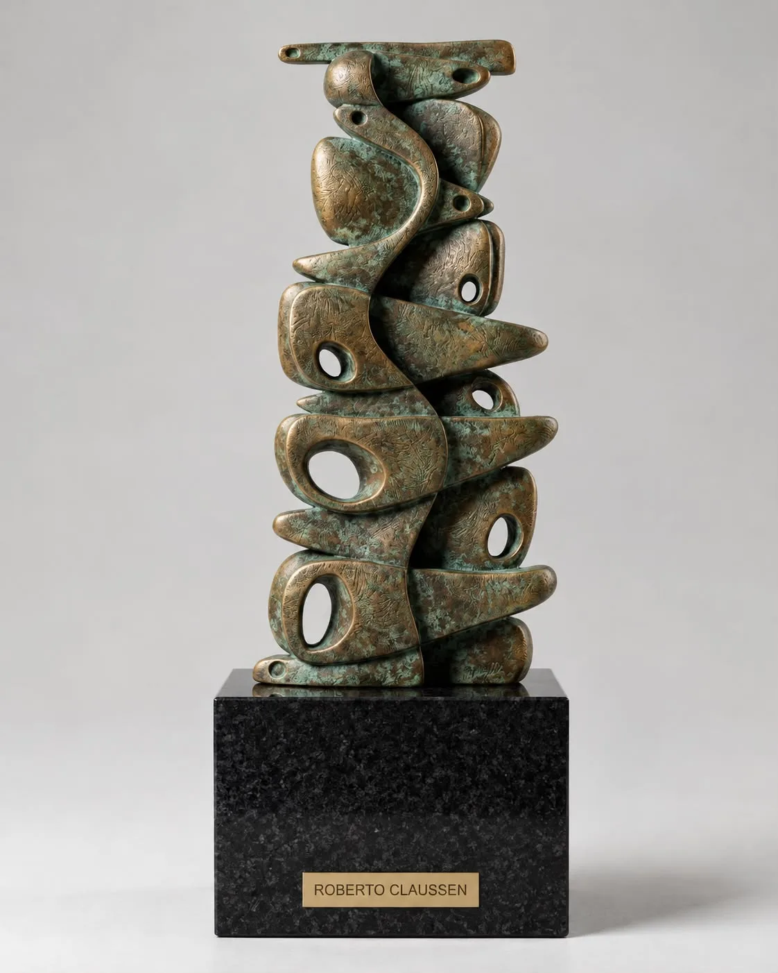 Coluna Vertebral — Escultura. Bronze · base em granito preto absoluto. Roberto Claussen.